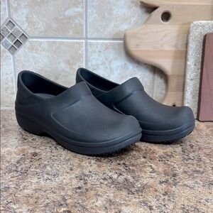 Crocs Neria Pro No Slip Professional Black Slip-On Clogs Size 8